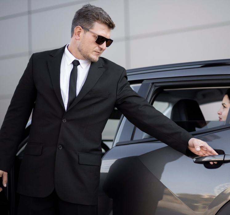 Девушка в розовом платье на диване